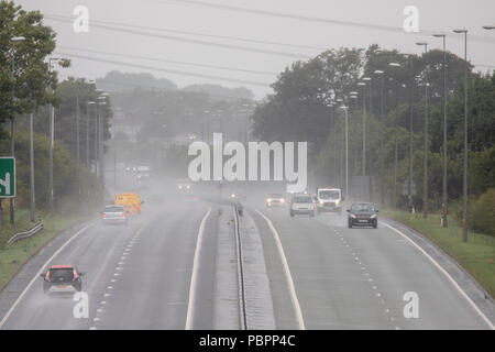 Le Nord du Pays de Galles, le 29 juillet 2018. Météo France : la première véritable pluie soutenue pour beaucoup d'aujourd'hui y compris Flintshire, qui est un répit de la récente vague de chaleur. Conditions de conduite dangereuses sur l'A55 près de Halkyn suite à de fortes pluies torrentielles et dans la région, Banque D'Images