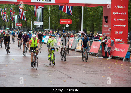 London,UK,29 Juillet 2018,Prudential RideLondon est le plus grand festival de vélo, avec plus de 100 000 cyclistes, y compris certains des plus grands professionnels du monde, le vélo plus de trois millions de kilomètres au cours de la fin de semaine. Spectateurs bordent la route et le centre commercial sur la ligne d'arrivée. Credit : Keith Larby/Alamy Live News Banque D'Images