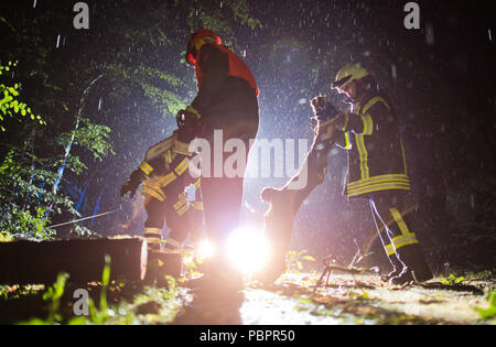 Sehnde, Allemagne. 28 juillet, 2018. 28.07.2018, l'Allemagne, Sehnde : Les pompiers la réparation de dommages causés par la tempête sur une route de campagne près de Sehnde-Muellingen. Les tempêtes de forte pluie, la foudre et les grains sont en Basse-Saxe. Credit : Julian Stratenschulte/dpa/Alamy Live News Banque D'Images