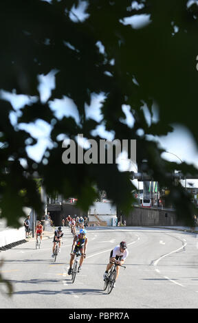 Hambourg, Allemagne. 29 juillet, 2018. Le Triathlon, Ironman World Series : triathlètes circonscription leurs vélos dans le centre-ville. Crédit : Daniel Reinhardt/dpa/Alamy Live News Banque D'Images