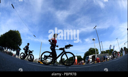 Hambourg, Allemagne. 29 juillet, 2018. Le Triathlon, Ironman World Series : triathlètes poussant leurs vélos dans la zone de transition. Crédit : Daniel Reinhardt/dpa/Alamy Live News Banque D'Images