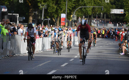 Hambourg, Allemagne. 29 juillet, 2018. Le Triathlon, Ironman World Series : triathlètes circonscription leurs vélos dans le centre-ville. Crédit : Daniel Reinhardt/dpa/Alamy Live News Banque D'Images