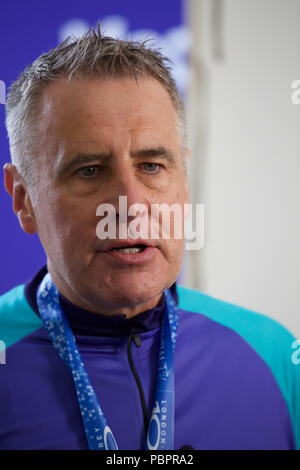 London,UK,29 Juillet 2018,Dermot Murnaghan, complète le diffuseur britannique Prudential Ride à Londres qui est le plus grand festival de vélo, avec plus de 100 000 cyclistes, y compris certains des plus grands professionnels du monde, le vélo plus de trois millions de kilomètres au cours de la fin de semaine. Spectateurs bordent la route et le centre commercial sur la ligne d'arrivée. Credit : Keith Larby/Alamy Live News Banque D'Images