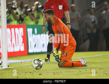 Los Angeles, Californie, USA. 28 juillet, 2018. Tottenham Hotspur gardien du Michel Vorm (13) réagit après l'échec de sauver contre le FC Barcelone au cours de l'International Champions Cup Match le 28 juillet 2018 à Pasadena, en Californie. Barcelone a gagné 5-3 en tirs de barrage après le match était à égalité 2-2 dans le règlement. Ringo : crédit Chiu/ZUMA/Alamy Fil Live News Banque D'Images