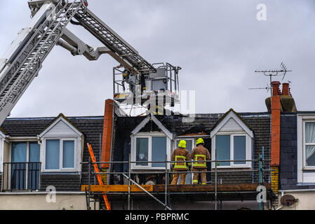 L'Est de l'Esplanade, Southend on Sea, Essex, Royaume-Uni. Cinq camions de pompiers, ambulances et de la police est allé(e) à un feu à Southend. Le front a été fermée au cours de l'incident. La cause de l'incendie a été signalé à être accidentel, dû aux travaux en cours de réalisation Banque D'Images