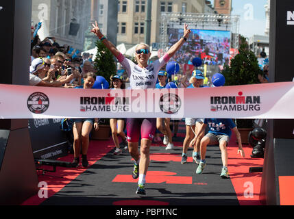 29 juillet 2018, l'Allemagne, Hambourg : triathlon, Ironman World Series : Sarah Crowley d'Australie de franchir la ligne d'arrivée acclamations. Photo : Daniel Reinhardt/dpa Banque D'Images