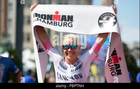 29 juillet 2018, l'Allemagne, Hambourg : triathlon, Ironman World Series : Sarah Crowley d'Australie célèbre son premier placement. Photo : Daniel Reinhardt/dpa Banque D'Images