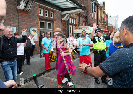 Warrington, Royaume-Uni, 29 juillet 2018. 29 juillet 2018 - Warrington Communautés Ethniques Association (WECA) a tenu sa cinquième Festival MELA. L'habitude de marche de l'hôtel de ville n'a pas eu lieu en raison du temps humide et venteux et l'événement qui aurait dû avoir lieu dans le Queen's Gardens à Palmyre Square, à proximité du centre-ville, a été changé à l'intérieur de la parr Hall Building Banque D'Images