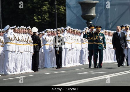 Saint-pétersbourg. 29 juillet, 2018. Le président russe Vladimir Poutine (R) participe à la parade navale principal pour marquer la Journée de la marine russe à Saint-Pétersbourg, Russie le 29 juillet 2018. La Journée de la marine est une fête nationale en Russie qui a normalement lieu le dernier dimanche de juillet. Credit : Wu Zhuang/Xinhua/Alamy Live News Banque D'Images
