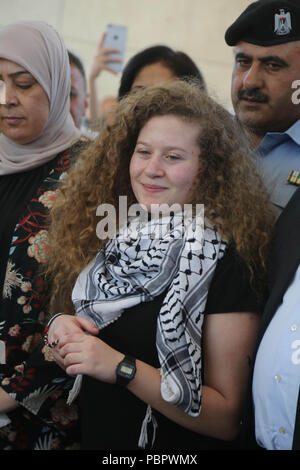 Ramallah. 29 juillet, 2018. Depas Tamimi (C) des visites de la pierre tombale de la fin du dirigeant palestinien Yasser Arafat à son mausolée dans la ville de Ramallah, en Cisjordanie, le 29 juillet 2018. Le Service des prisons d'Israël a déclaré dimanche qu'il a publié l'Upesed adolescent palestinien Tamimi emprisonné après qu'elle a été capturé sur vidéo slapping deux soldats israéliens dans les territoires occupés de Cisjordanie. Credit : Fadi Arouri/Xinhua/Alamy Live News Banque D'Images