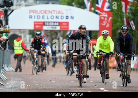 Londres, Royaume-Uni. 29 juillet 2018. Riders dans le centre commercial après avoir pris part à la Prudential RideLondon-Surrey qui couvre divers événements (100, 46 et 19 km à pied) autour de la périphérie de Londres retour à l'arrivée dans le centre commercial. (Editorial) Crédit : Stephen Chung / Alamy Live News Banque D'Images