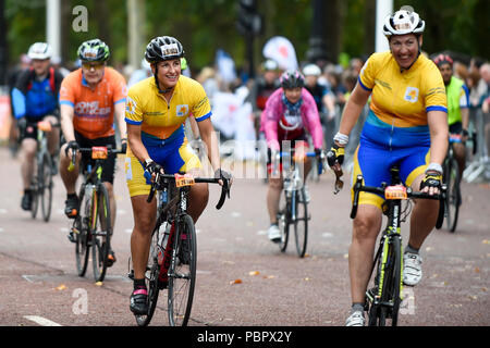 Londres, Royaume-Uni. 29 juillet 2018. Riders dans le centre commercial après avoir pris part à la Prudential RideLondon-Surrey qui couvre divers événements (100, 46 et 19 km à pied) autour de la périphérie de Londres retour à l'arrivée dans le centre commercial. (Editorial) Crédit : Stephen Chung / Alamy Live News Banque D'Images