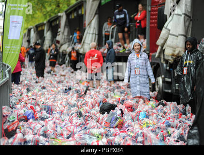 Le centre de Londres, Royaume-Uni, le 29 juillet 2018. Prudential RideLondon-Surrey 100. L''mer' de riders effets personnels dans Constitution Hill après la London - Surrey 100, qui voit 26 000 cyclistes amateurs prendre sur un défi cycliste pas comme les autres par Londres et le Surrey sur une voie similaire à celle de l'Olympique de Londres 2012 courses sur route, dans le cadre de la Prudential RideLondon Festival de week-end à vélo. @ David Partridge / Alamy Live News Banque D'Images