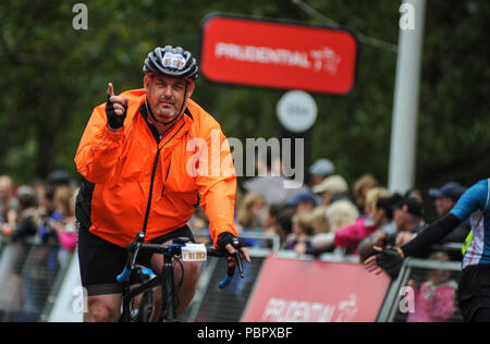 Le centre de Londres, Royaume-Uni, le 29 juillet 2018. Prudential RideLondon-Surrey 100. Célébrer les cavaliers de franchir la ligne d'arrivée sur le Mall sous la pluie à la fin de la London - Surrey 100, qui voit 26 000 cyclistes amateurs prendre sur un défi cycliste pas comme les autres par Londres et le Surrey sur une voie similaire à celle de l'Olympique de Londres 2012 courses sur route, dans le cadre de la Prudential RideLondon Festival de week-end à vélo. @ David Partridge / Alamy Live News Banque D'Images