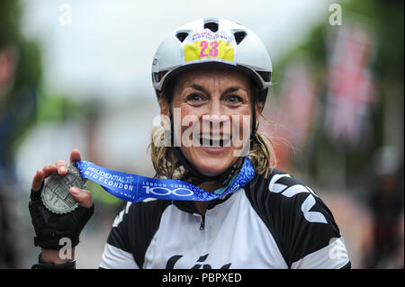 Le centre de Londres, Royaume-Uni, le 29 juillet 2018. Prudential RideLondon-Surrey 100. Petit-déjeuner de la BBC et de l'intervenant de l'équipe Go triathlète, Louise Minchin montre sa joie à achever le Londres - Surrey 100, qui voit 26 000 cyclistes amateurs prendre sur un défi cycliste pas comme les autres par Londres et le Surrey sur une voie similaire à celle de l'Olympique de Londres 2012 courses sur route, dans le cadre de la Prudential RideLondon Festival de week-end à vélo. @ David Partridge / Alamy Live News Banque D'Images