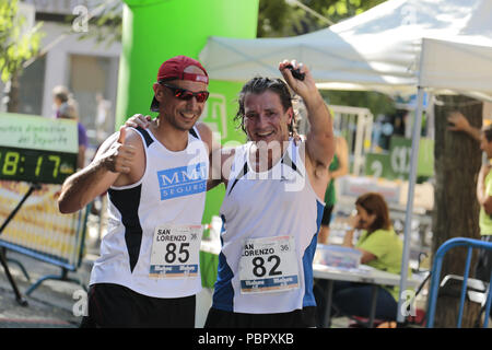 Madrid, Espagne. 29 juillet, 2018. Les participants ont vu célébrer après la course.36e édition de la course populaire de San Lorenzo. C'est une course de 10 km qui débute et se termine dans le quartier de Lavapiés, passant par le centre de Madrid. Credit : Lito Lizana SOPA/Images/ZUMA/Alamy Fil Live News Banque D'Images