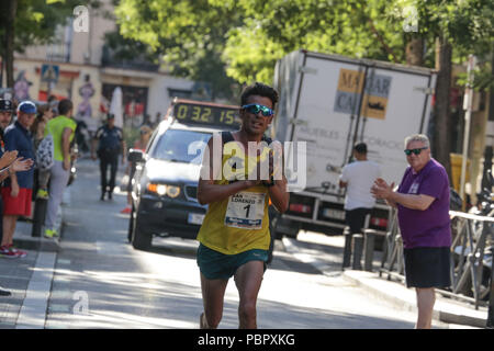 Madrid, Espagne. 29 juillet, 2018. Francisco Javier Martinez Campos, champion de cette édition.36e édition de la course populaire de San Lorenzo. C'est une course de 10 km qui débute et se termine dans le quartier de Lavapiés, passant par le centre de Madrid. Credit : Lito Lizana SOPA/Images/ZUMA/Alamy Fil Live News Banque D'Images