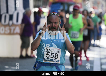 Madrid, Espagne. 29 juillet, 2018. Les participants ont vu une célébration après la course.36e édition de la course populaire de San Lorenzo. C'est une course de 10 km qui débute et se termine dans le quartier de Lavapiés, passant par le centre de Madrid. Credit : Lito Lizana SOPA/Images/ZUMA/Alamy Fil Live News Banque D'Images