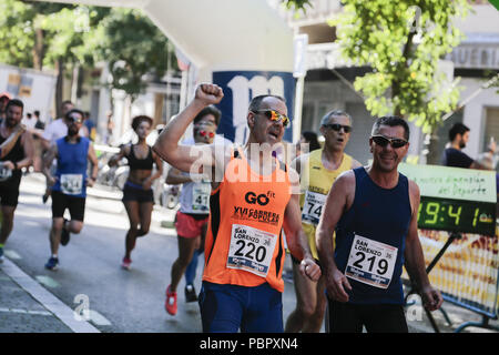 Madrid, Espagne. 29 juillet, 2018. Les participants ont vu célébrer après la course.36e édition de la course populaire de San Lorenzo. C'est une course de 10 km qui débute et se termine dans le quartier de Lavapiés, passant par le centre de Madrid. Credit : Lito Lizana SOPA/Images/ZUMA/Alamy Fil Live News Banque D'Images