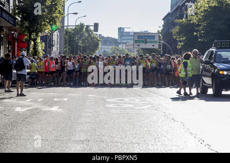 Madrid, Espagne. 29 juillet, 2018. Les participants ont vu à la ligne de départ.36e édition de la course populaire de San Lorenzo. C'est une course de 10 km qui débute et se termine dans le quartier de Lavapiés, passant par le centre de Madrid. Credit : Lito Lizana SOPA/Images/ZUMA/Alamy Fil Live News Banque D'Images