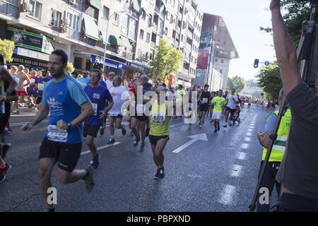 Madrid, Espagne. 29 juillet, 2018. Les participants ont vu courir dans la rue.36e édition de la course populaire de San Lorenzo. C'est une course de 10 km qui débute et se termine dans le quartier de Lavapiés, passant par le centre de Madrid. Credit : Lito Lizana SOPA/Images/ZUMA/Alamy Fil Live News Banque D'Images