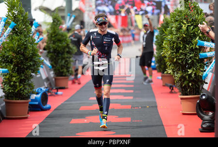 29 juillet 2018, l'Allemagne, Hambourg, triathlon, Ironman World Series : Tim Don à partir de la Grande-Bretagne passe la ligne d'arrivée. Don est revenu de blessure après une longue pause. Photo : Daniel Reinhardt/dpa Banque D'Images