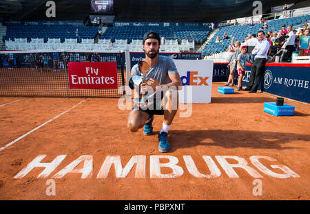 29 juillet 2018, l'Allemagne, Hambourg, Tennis ATP Tour German Open, des célibataires, des hommes, dans la finale Tennis Stadium à Rothenbaum : Basilashvili (Géorgie) - Mayer (Argentine). Nikoloz Basilashvili montre le trophée après sa victoire. Photo : Daniel Bockwoldt/dpa Banque D'Images