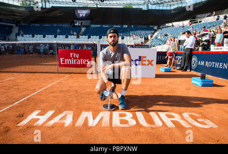 29 juillet 2018, l'Allemagne, Hambourg, Tennis ATP Tour German Open, des célibataires, des hommes, dans la finale Tennis Stadium à Rothenbaum : Basilashvili (Géorgie) - Mayer (Argentine). Nikoloz Basilashvili montre le trophée après sa victoire. Photo : Daniel Bockwoldt/dpa Banque D'Images