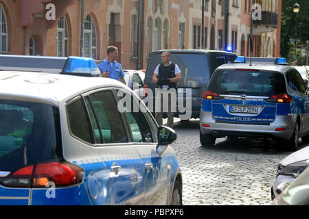 Erfurt, Allemagne. 29 juillet, 2018. 29 Geramy 2018, l'Allemagne, Erfurt : Les agents sont debout dans le centre-ville, où le fugitif criminel violent a été capturé après une agression au couteau sur un passant. Le 41-year-old citoyen lituanien, qui avait été recherché pendant des jours de privation de liberté et la tentative de meurtre, avait été identifié sans doute. Il sera présenté dès que possible à un magistrat. Crédit : Martin Wichmann/dpa/Alamy Live News Banque D'Images