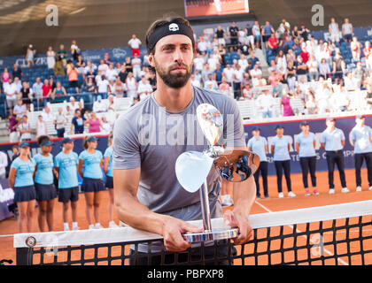 29 juillet 2018, l'Allemagne, Hambourg, Tennis ATP Tour German Open, des célibataires, des hommes, dans la finale Tennis Stadium à Rothenbaum : Basilashvili (Géorgie) - Mayer (Argentine). Nikoloz Basilashvili montre le trophée après sa victoire. Photo : Daniel Bockwoldt/dpa Banque D'Images