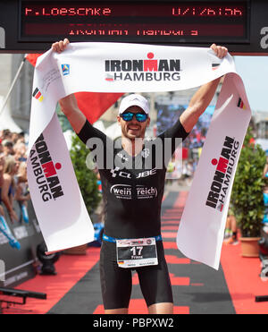 29 juillet 2018, l'Allemagne, Hambourg, triathlon, Ironman World Series : Franz Loeschke à partir de l'Allemagne est la première Allemande à la fin. Photo : Daniel Reinhardt/dpa Banque D'Images