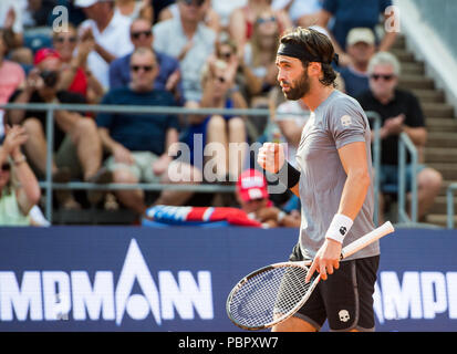 Hambourg, Allemagne, 29 juillet 2018. Tennis ATP Tour German Open, des célibataires, des hommes, dans la finale Tennis Stadium à Rothenbaum : Basilashvili (Géorgie) - Mayer (Argentine). Nikoloz Basilashvili cheers après sa victoire. Photo : Daniel Bockwoldt/dpa dpa : Crédit photo alliance/Alamy Live News Banque D'Images