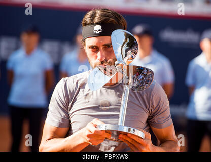 Hambourg, Allemagne, 29 juillet 2018. Tennis ATP Tour German Open, des célibataires, des hommes, dans la finale Tennis Stadium à Rothenbaum : Basilashvili (Géorgie) - Mayer (Argentine). Nikoloz Basilashvili détient le trophée après sa victoire. Photo : Daniel Bockwoldt/dpa dpa : Crédit photo alliance/Alamy Live News Banque D'Images