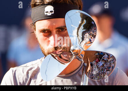 Hambourg, Allemagne, 29 juillet 2018. Tennis ATP Tour German Open, des célibataires, des hommes, dans la finale Tennis Stadium à Rothenbaum : Basilashvili (Géorgie) - Mayer (Argentine). Nikoloz Basilashvili détient le trophée après sa victoire. Photo : Daniel Bockwoldt/dpa dpa : Crédit photo alliance/Alamy Live News Banque D'Images