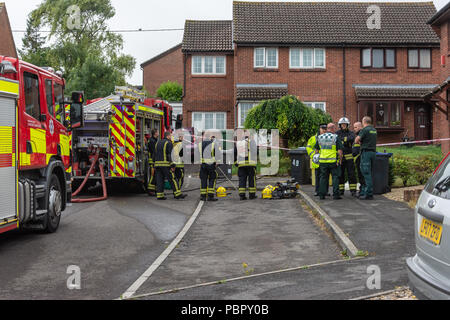 Westbury Wiltshire UK 29 juillet 2018 une femme ouvrit un paquet d'amazon et a subi des brûlures à son doigt non identifiés d'une poudre blanche. Les services d'urgence traiter l'incident avec une extrême prudence en raison des cas novichok en comté. L'essai de substances nocives non. Les services d'urgence à l'extérieur chambre où paquet a été ouvert en attente d'hazmat pour arriver à tester sous gaine Estelle Crédit/Alamy live news Banque D'Images