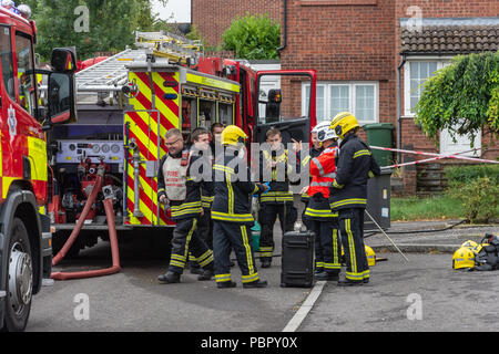 Westbury Wiltshire UK 29 juillet 2018 une femme ouvrit un paquet d'amazon et a subi des brûlures à son doigt non identifiés d'une poudre blanche. Les services d'urgence traiter l'incident avec une extrême prudence en raison des cas novichok en comté. L'essai de substances nocives non. L'équipe Hazmat test substance prépare à entrer à la substance à tester sous gaine Estelle Crédit/Alamy live news Banque D'Images