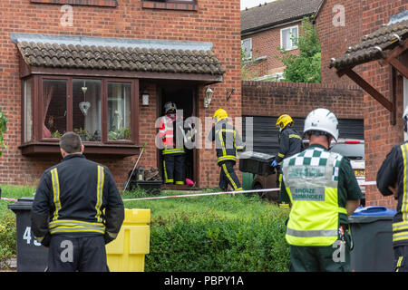 Westbury Wiltshire UK 29 juillet 2018 une femme ouvrit un paquet d'amazon et a subi des brûlures à son doigt non identifiés d'une poudre blanche. Les services d'urgence traiter l'incident avec une extrême prudence en raison des cas novichok en comté. L'essai de substances nocives non. L'équipe Hazmat entrant chambre à substance estelle Crédit/Alamy sous gaine live news Banque D'Images