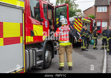 Westbury Wiltshire UK 29 juillet 2018 une femme ouvrit un paquet d'amazon et a subi des brûlures à son doigt non identifiés d'une poudre blanche. Les services d'urgence traiter l'incident avec une extrême prudence en raison des cas novichok en comté. L'essai de substances nocives non. Membre de l'équipe Hazmat confiring avec Estelle Crédit pompiers/Alamy sous gaine live news Banque D'Images