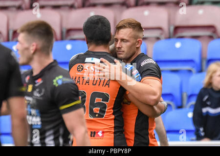 Widnes, UK, le 29 juillet 2018 , sélectionnez Sécurité Stadium, Widnes, Angleterre ; Betfred Super League rugby, Round 23, Widnes Vikings v Castleford Tigers ; Greg Eden de Castleford Tigers célèbre sa 2ème essayer Crédit : News Images /Alamy Live News Banque D'Images