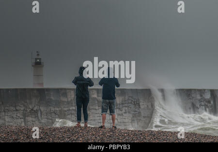 Newlaven, East Sussex, UK..29 juillet 2018..UN changement rafraîchissant dans le temps aussi fort vent du SW, avec une pluie très bienvenue, fouets au large de la mer au large de la côte sud... Banque D'Images