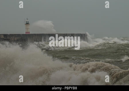 Newlaven, East Sussex, UK..29 juillet 2018..UN changement rafraîchissant dans le temps aussi fort vent du SW, avec une pluie très bienvenue, fouets au large de la mer au large de la côte sud... Banque D'Images