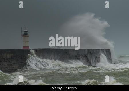 Newlaven, East Sussex, UK..29 juillet 2018..UN changement rafraîchissant dans le temps aussi fort vent du SW, avec une pluie très bienvenue, fouets au large de la mer au large de la côte sud... Banque D'Images