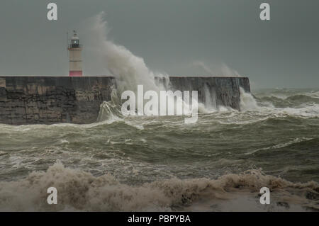 Newlaven, East Sussex, UK..29 juillet 2018..UN changement rafraîchissant dans le temps aussi fort vent du SW, avec une pluie très bienvenue, fouets au large de la mer au large de la côte sud... Banque D'Images