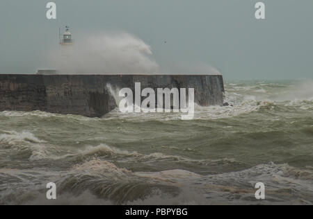 Newlaven, East Sussex, UK..29 juillet 2018..UN changement rafraîchissant dans le temps aussi fort vent du SW, avec une pluie très bienvenue, fouets au large de la mer au large de la côte sud... Banque D'Images