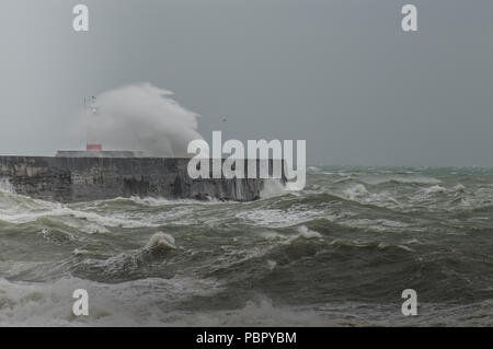 Newlaven, East Sussex, UK..29 juillet 2018..UN changement rafraîchissant dans le temps aussi fort vent du SW, avec une pluie très bienvenue, fouets au large de la mer au large de la côte sud... Banque D'Images