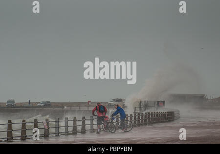 Newlaven, East Sussex, UK..29 juillet 2018..UN changement rafraîchissant dans le temps aussi fort vent du SW, avec une pluie très bienvenue, fouets au large de la mer au large de la côte sud... Banque D'Images