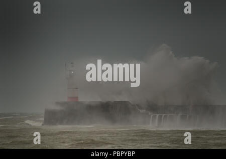 Newlaven, East Sussex, UK..29 juillet 2018..UN changement rafraîchissant dans le temps aussi fort vent du SW, avec une pluie très bienvenue, fouets au large de la mer au large de la côte sud... Banque D'Images