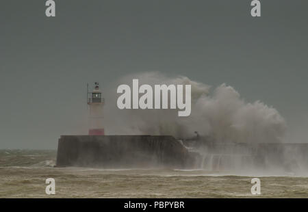 Newlaven, East Sussex, UK..29 juillet 2018..UN changement rafraîchissant dans le temps aussi fort vent du SW, avec une pluie très bienvenue, fouets au large de la mer au large de la côte sud... Banque D'Images