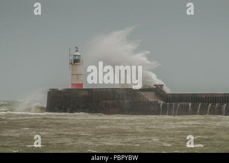 Newlaven, East Sussex, UK..29 juillet 2018..UN changement rafraîchissant dans le temps aussi fort vent du SW, avec une pluie très bienvenue, fouets au large de la mer au large de la côte sud... Banque D'Images