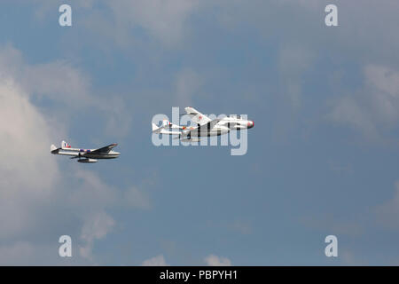 Sunderland, Royaume-Uni, 28 juillet 2018. Un Mikoyan-Gourevitch MiG-15 et deux chasseurs à réaction de Havilland Vampire battant au cours de Sunderland International Airshow à Sunderland, en Angleterre. L'événement 2018 était la 30e édition du meeting aérien. Crédit : Stuart Forster/Alamy Live News Banque D'Images
